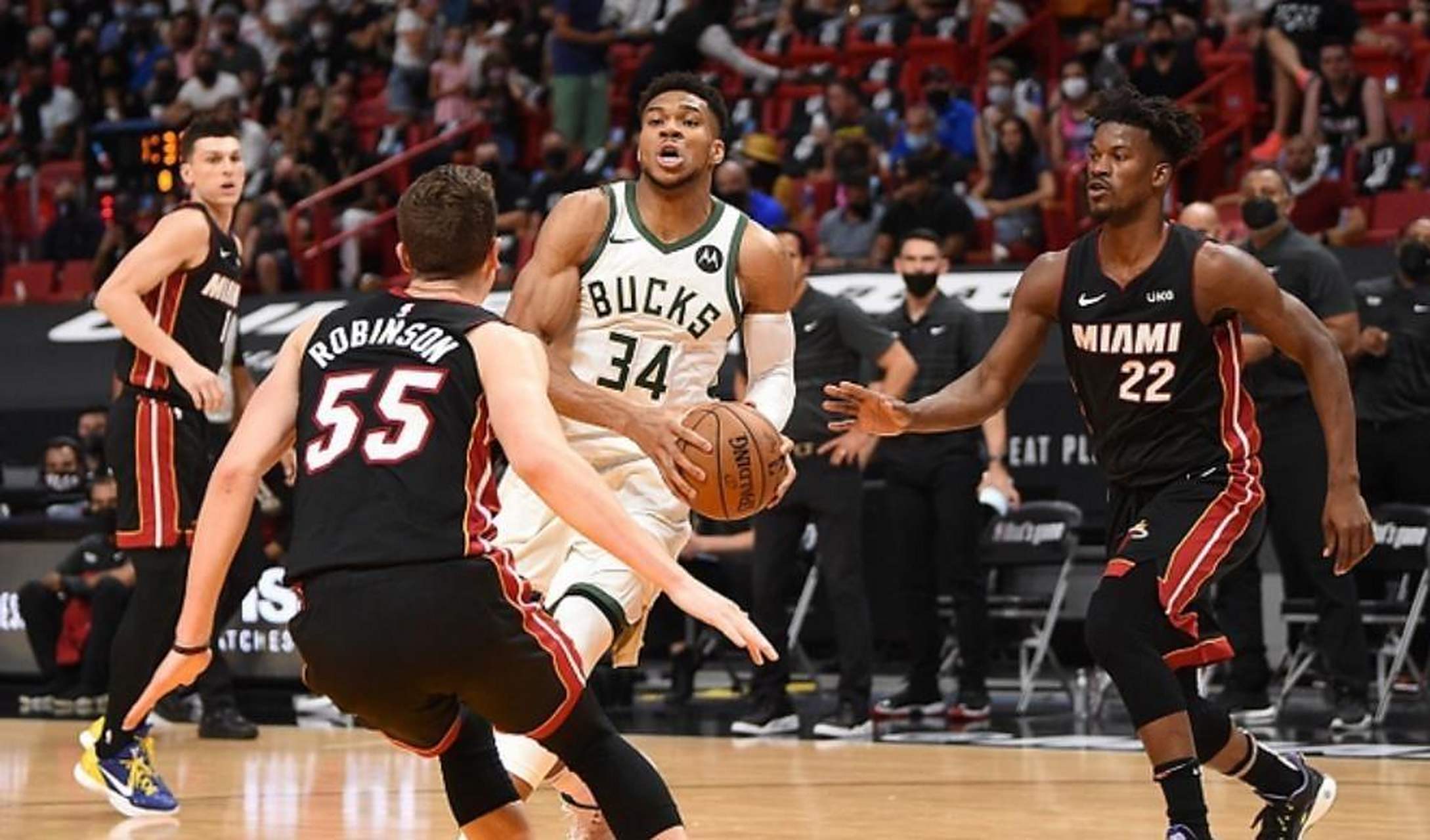 乐鱼登录-雄鹿力克篮网登顶东部